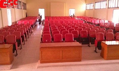 Khung cảnh thi công lắp đặt dàn ghế trong hội trường