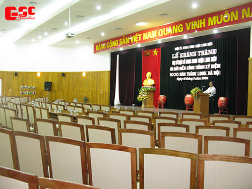 Thiết kế và bố trí sân khấu tại hội trường Long Biên